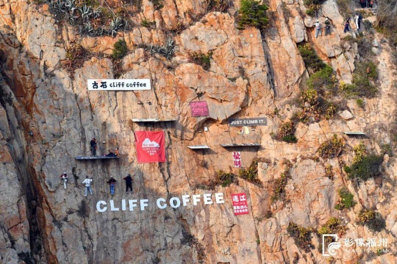 游客打卡崖壁咖啡馆。记者 叶诚 摄