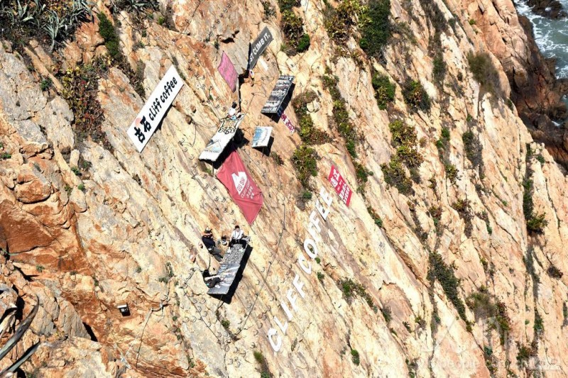 连江县黄岐镇古石村，游客在体验崖壁咖啡项目。