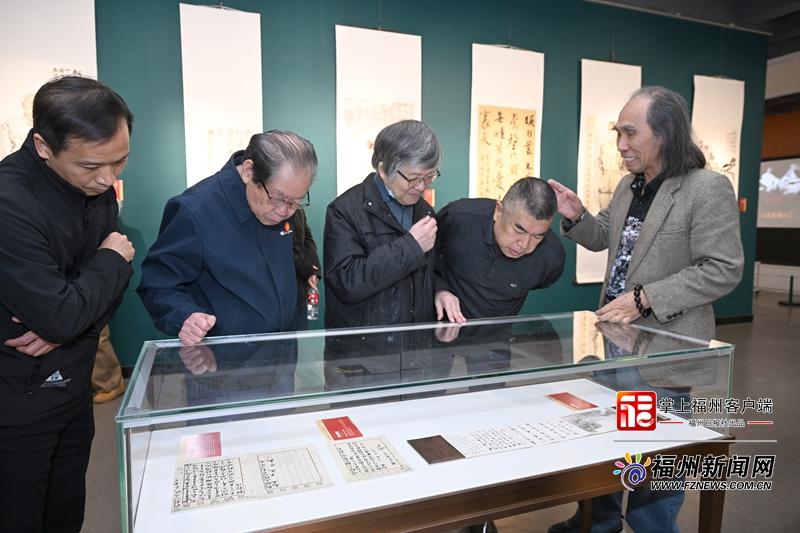 市民认真观展。记者 石美祥 摄