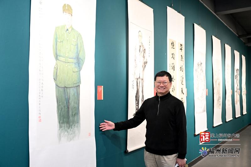 何遂长孙何代宁观看书画展。记者 石美祥 摄