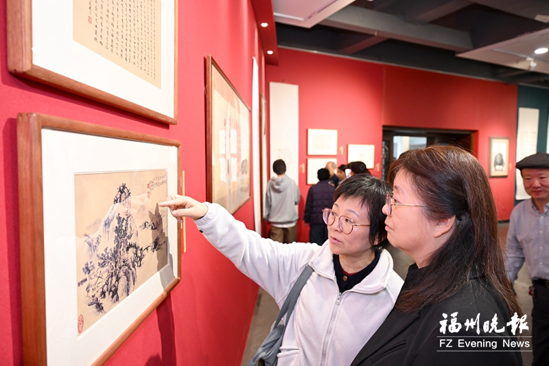 朱枫孙女朱容瑢（左）与吴石孙女吴红（右）观看画展。记者 石美祥 摄
