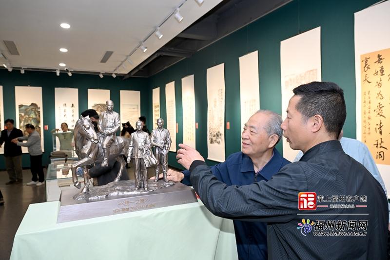 聂曦侄子黄仁晶（右二）观看《统一之愿》雕像。记者 石美祥 摄