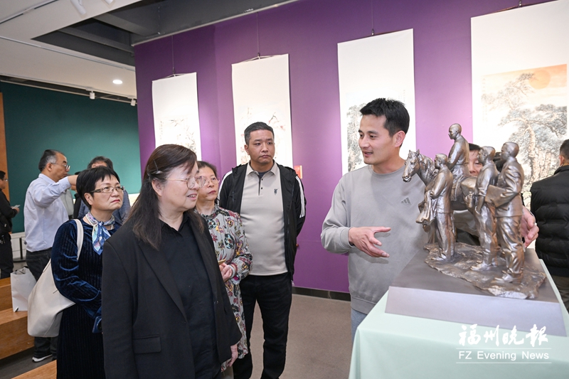 吴石孙女吴红在展览现场观看《统一之愿》雕像。记者 石美祥 摄