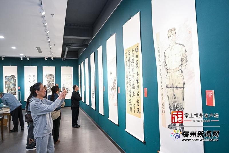 市民认真观展。记者 石美祥 摄