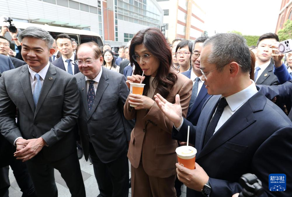 郑丽文一行在上海参访 点赞大陆经济活力与城市魅力