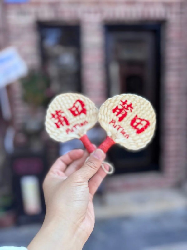 本周五(4月10日)晚,湄洲日报主播将走进兴化府历史文化街区,正式开启《我在古街学手艺》第一期直播,带你解锁传统与潮流碰撞的乐趣。