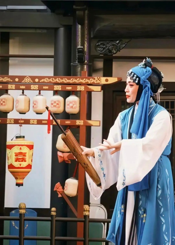 本周五(4月10日)晚,湄洲日报主播将走进兴化府历史文化街区,正式开启《我在古街学手艺》第一期直播,带你解锁传统与潮流碰撞的乐趣。