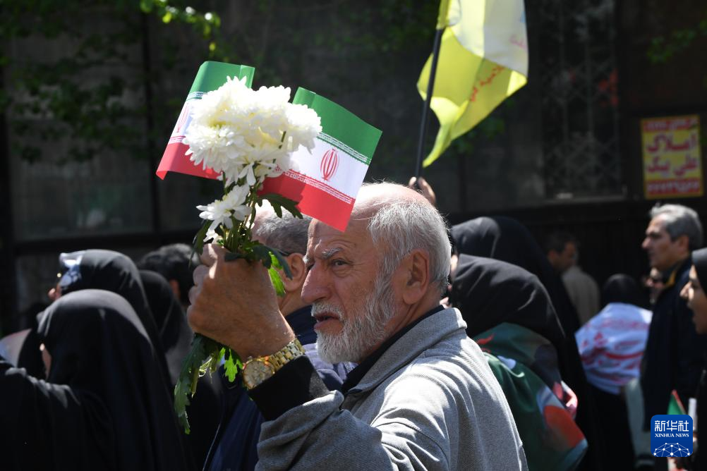 伊朗数万民众悼念哈梅内伊