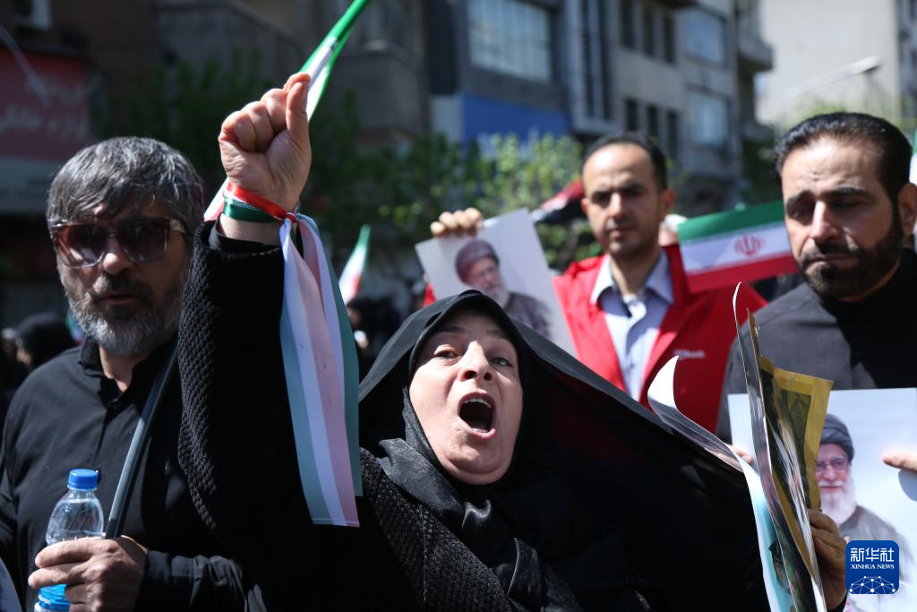 伊朗数万民众悼念哈梅内伊