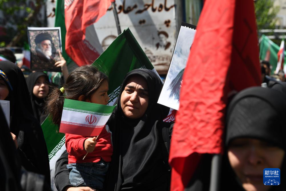 伊朗数万民众悼念哈梅内伊