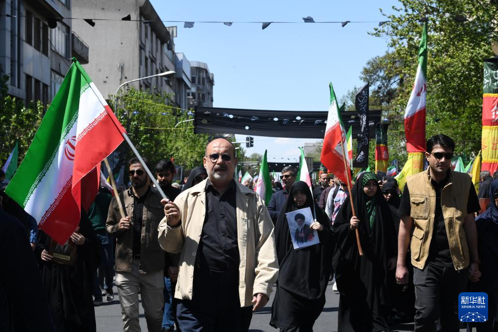 伊朗数万民众悼念哈梅内伊