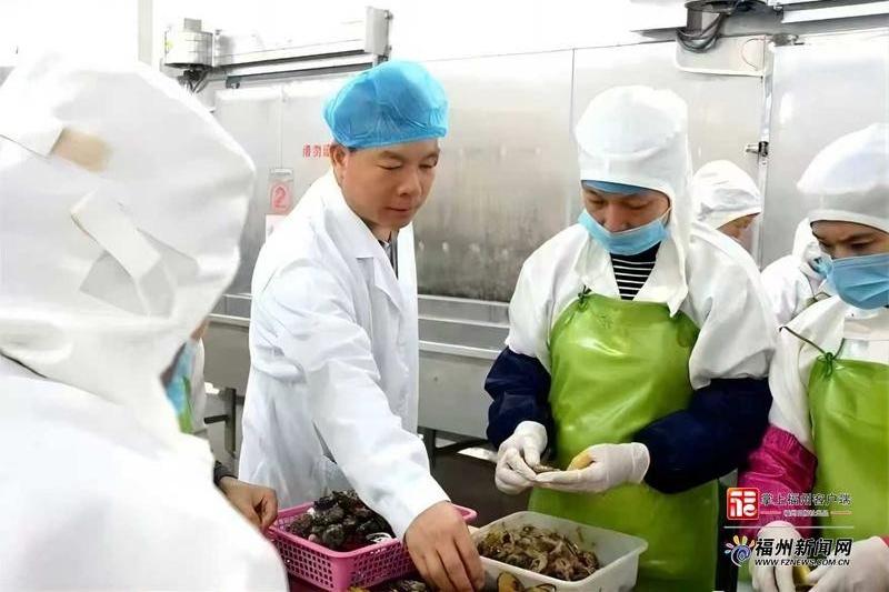 江铭福（中）指导员工如何吃透“一粒鲍”。记者 林文婧 摄