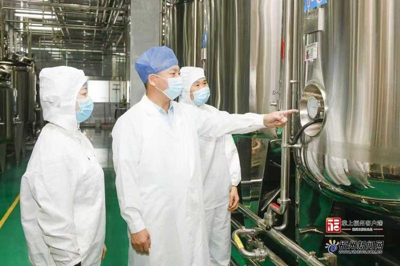 江铭福（中）与员工检查鲍鱼蛋白肽生产线。记者 林文婧 摄