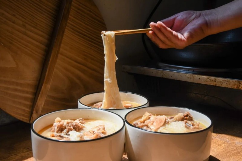 ▲鸡汤泡线面•陈秋霞/摄