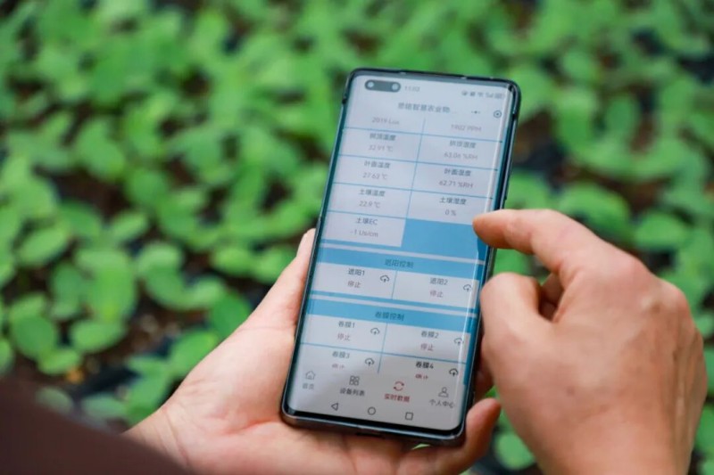 工作人员掏出手机，轻点屏幕，风机自动启动，水肥一体化系统精准滴灌。连江县融媒体中心供图