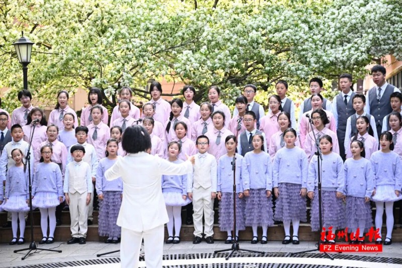 九所合唱团共同演唱《流苏》。记者 叶诚 摄