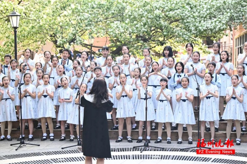 九所合唱团共同演唱《流苏》。记者 叶诚 摄