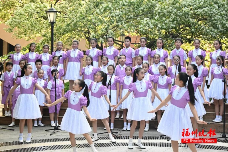 麦顶小学麦苗合唱团演唱《流苏花开》。记者 叶诚 摄