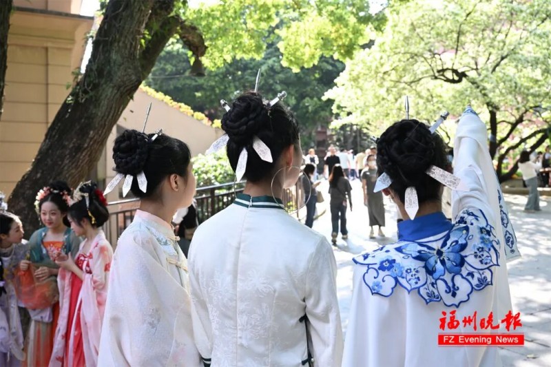 学生们在福州十六中流苏广场合影。记者 叶诚 摄