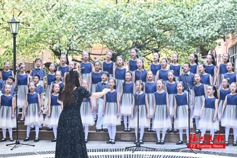 九所合唱团共同演唱《流苏》。记者 叶诚 摄