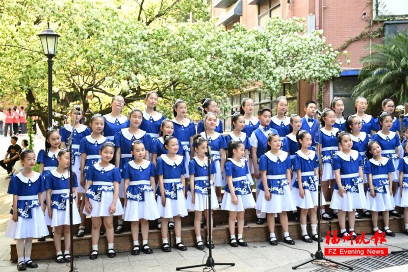 九所合唱团共同演唱《流苏》。记者 叶诚 摄