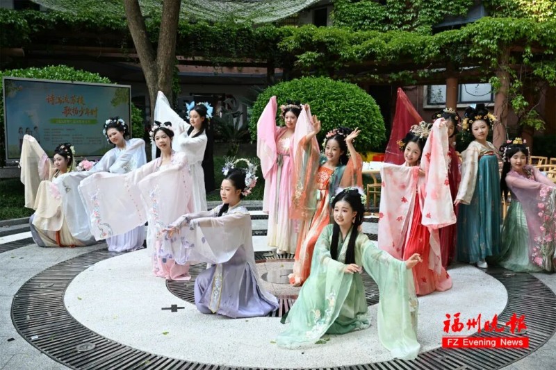 福州十六中的女生们以“校园十二花神NPC”灵动亮相。记者 叶诚 摄