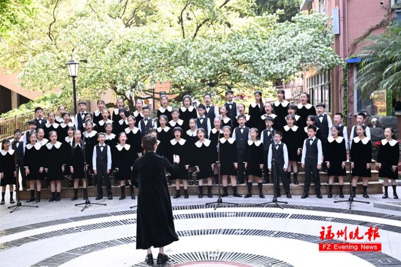 九所合唱团共同演唱《流苏》。记者 叶诚 摄