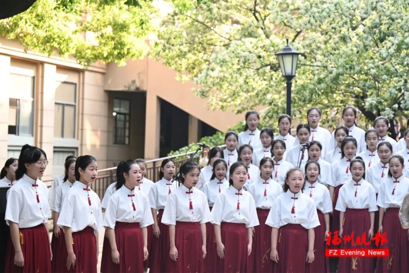 九所合唱团共同演唱《流苏》。记者 叶诚 摄