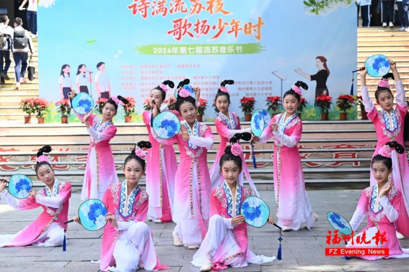 唯美快闪拉开第七届流苏音乐节序幕。记者 叶诚 摄