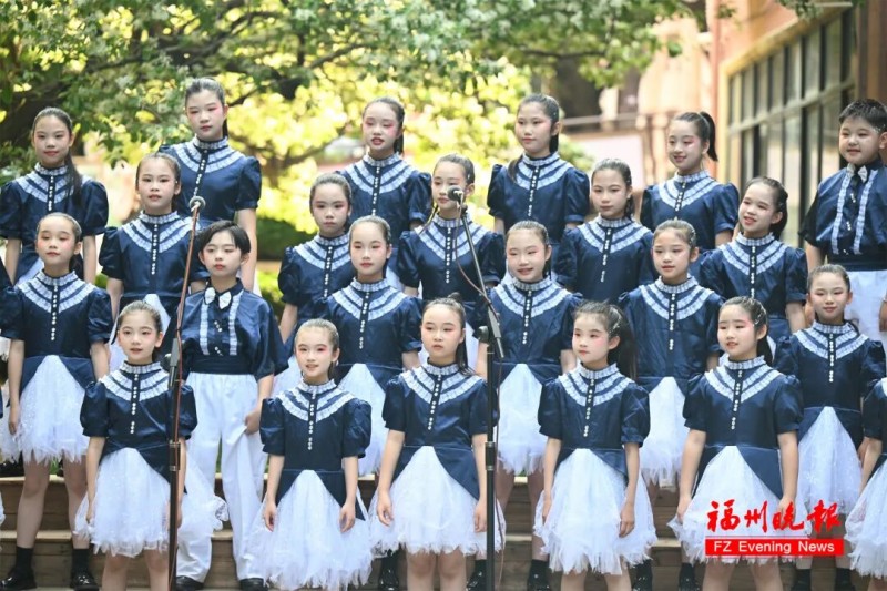 九所合唱团共同演唱《流苏》。记者 叶诚 摄