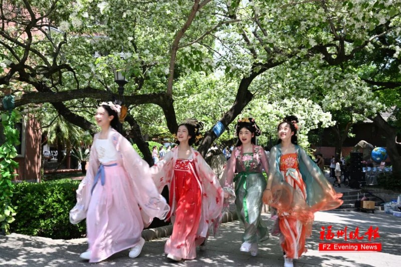 “花神”们宛若从诗词中走来，将春日浪漫和诗意点染花径。记者 叶诚 摄