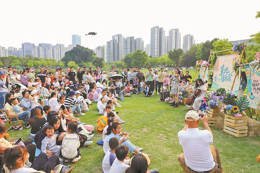 福州：草地音乐会添彩周末