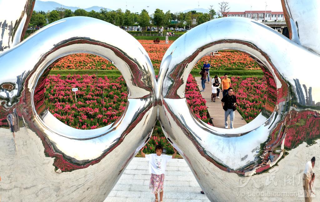 游客在福建漳州高新区龙江岁月园区踏青赏花。