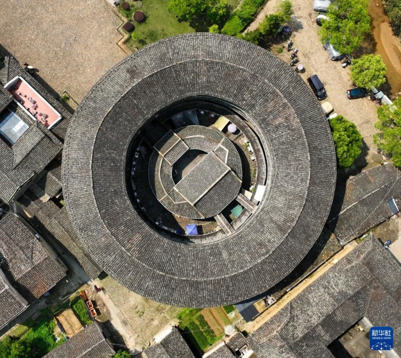 这是4月9日拍摄的位于福建省漳州市南靖县梅林镇坎下村的怀远楼（无人机照片）。新华社记者 林善传 摄