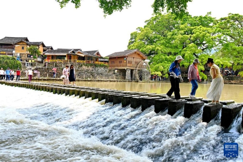 4月9日，游客在福建省漳州市南靖县梅林镇云水谣古镇参观游览。新华社记者 林善传 摄