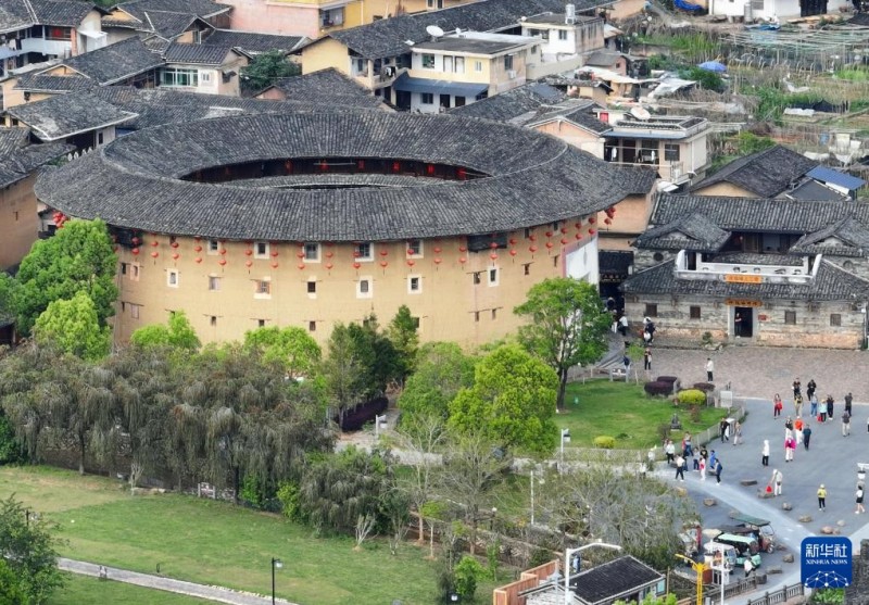 这是4月9日拍摄的位于福建省漳州市南靖县梅林镇坎下村的怀远楼（无人机照片）。新华社记者 林善传 摄
