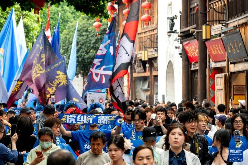 4月11日，“闽超”福州队球迷在福州市三坊七巷历史文化街区活动。新华社记者 魏培全 摄
