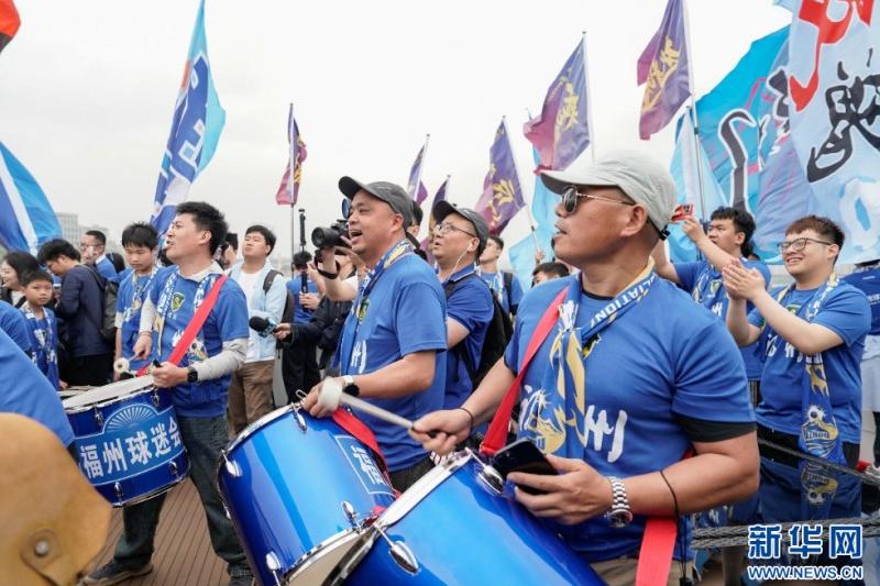 球迷们在闽江游船上为“闽超”助威。新华网 蒋巧玲 摄