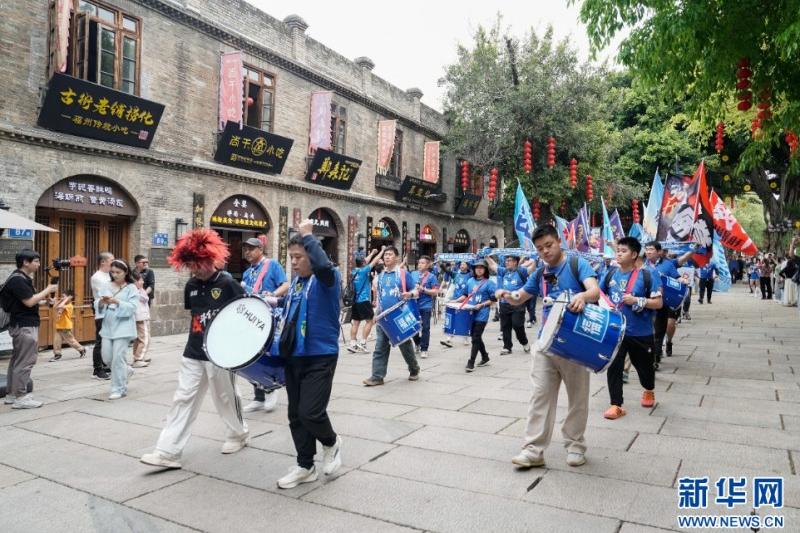 巡游方阵走进福州市上下杭历史文化街区，为“闽超”营造氛围。新华网 蒋巧玲 摄
