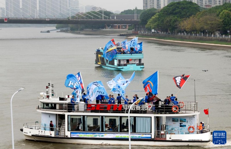 4月11日，“闽超”福州队球迷在闽江游船上活动。新华社记者 魏培全 摄