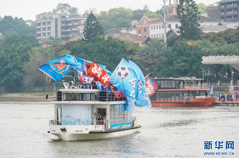 巡游方阵登上闽江游船，为“闽超”助威。新华网 蒋巧玲 摄