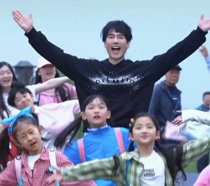 林依轮在西湖跳《爱情鸟》 背景美成水墨画