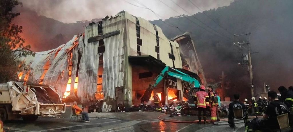 台湾新北旧衣厂大火，历时12小时损毁面积超5000平米