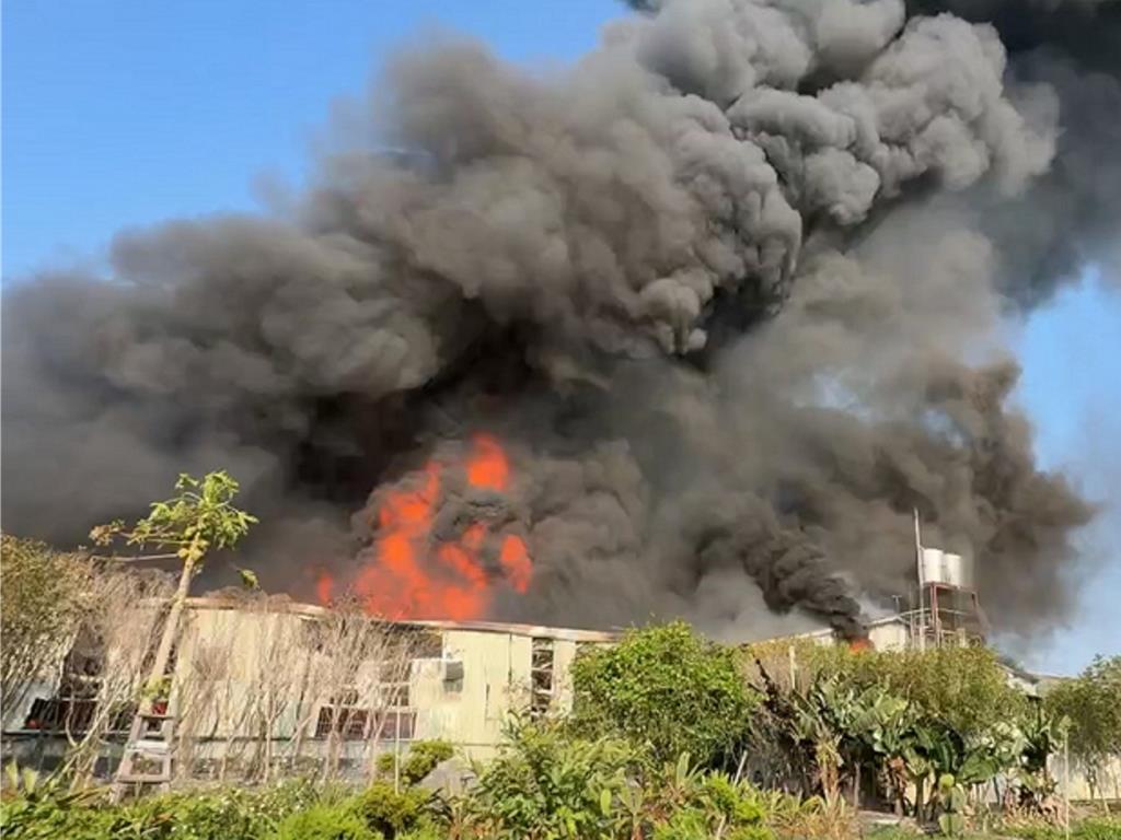 台湾彰化田尾成衣布料厂突发火灾 大量浓烟直窜天际