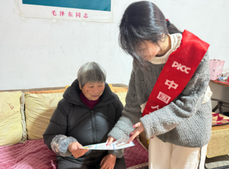 人保财险松溪支公司进大布村开展老年人反诈入户宣传活动