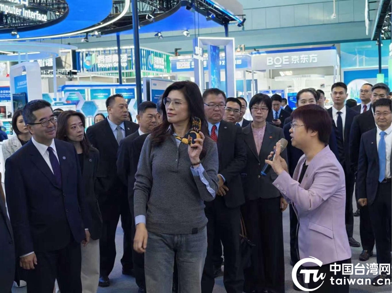 不虚此行!郑丽文走进中关村,被370克灵巧手圈粉