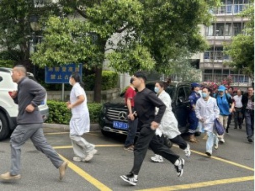 屏山社区开展人防应急疏散演练以练筑防守护居民平安