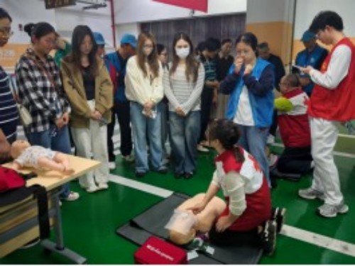 屏山社区开展人防应急疏散演练以练筑防守护居民平安