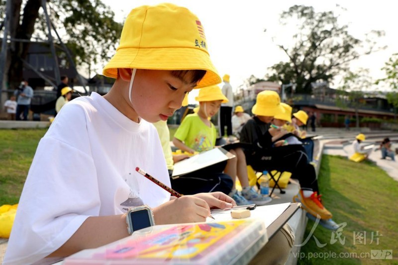 4月11日，小朋友在福建省漳州市龙江岁月景区写生，描绘春日风光。