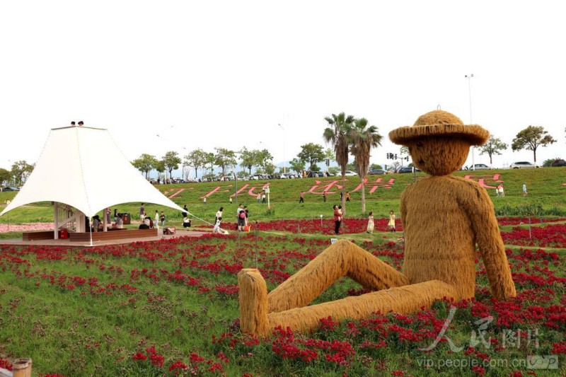 4月11日，游客在福建省漳州市高新区龙江岁月景区游玩。